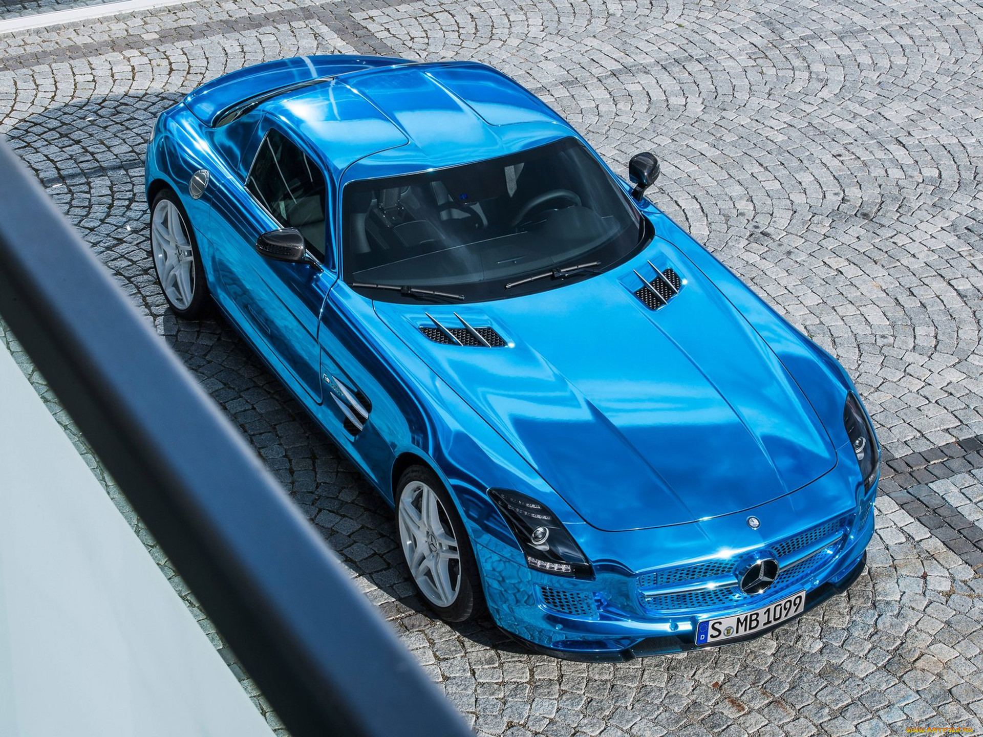 Mercedes Benz SLS AMG капот